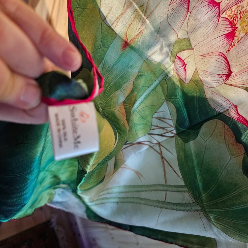 Hand painted silk scarf with water lilies - Picture 4 of 5